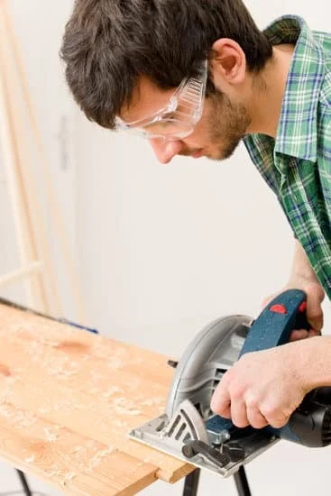 Utilizing online advertising to attract clients: How do home improvement shops get their clients